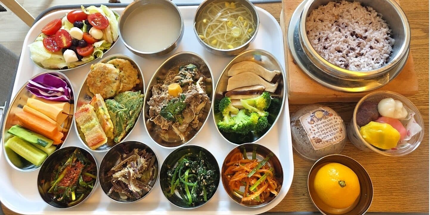 불고기와 전 모둠, 콩나물국 — 떡과 귤 후식