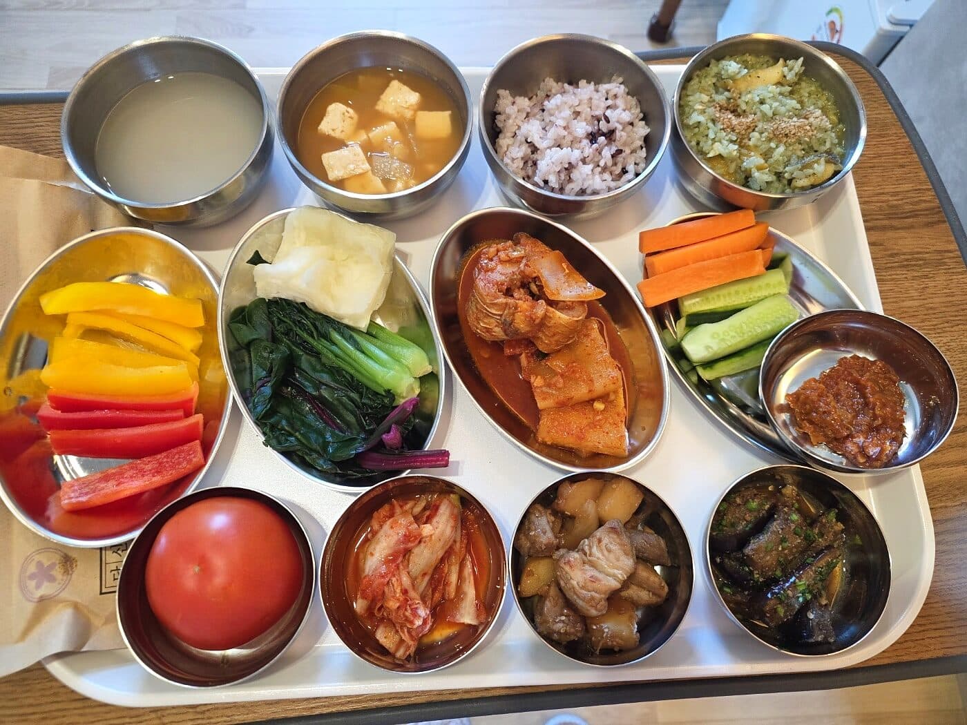 된장국과 생선조림, 데친 채소와 생채소