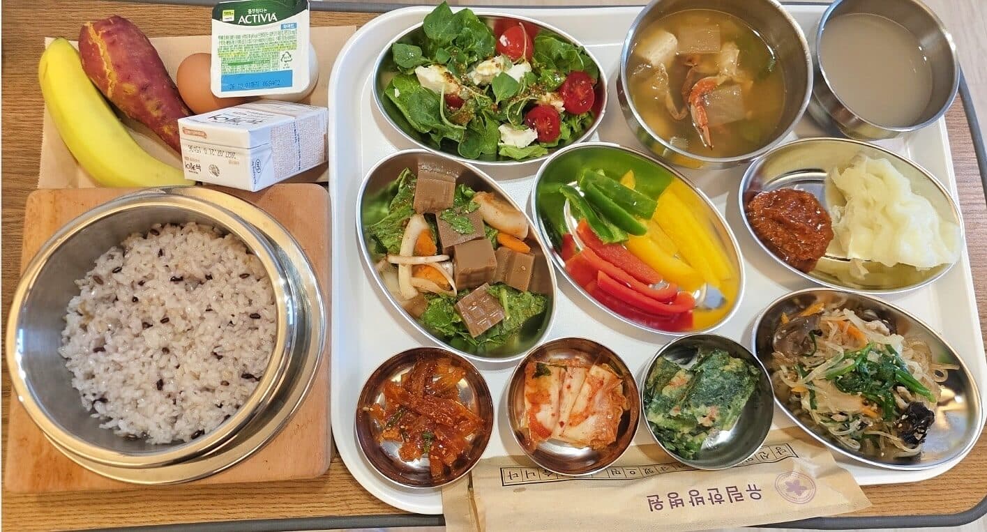 잡곡밥과 해물국, 잡채 — 고구마·바나나 간식