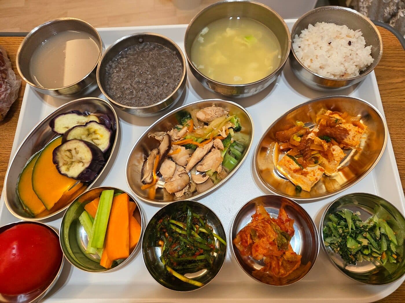 흑임자죽, 닭고기 채소볶음, 두부조림, 찐 단호박·가지