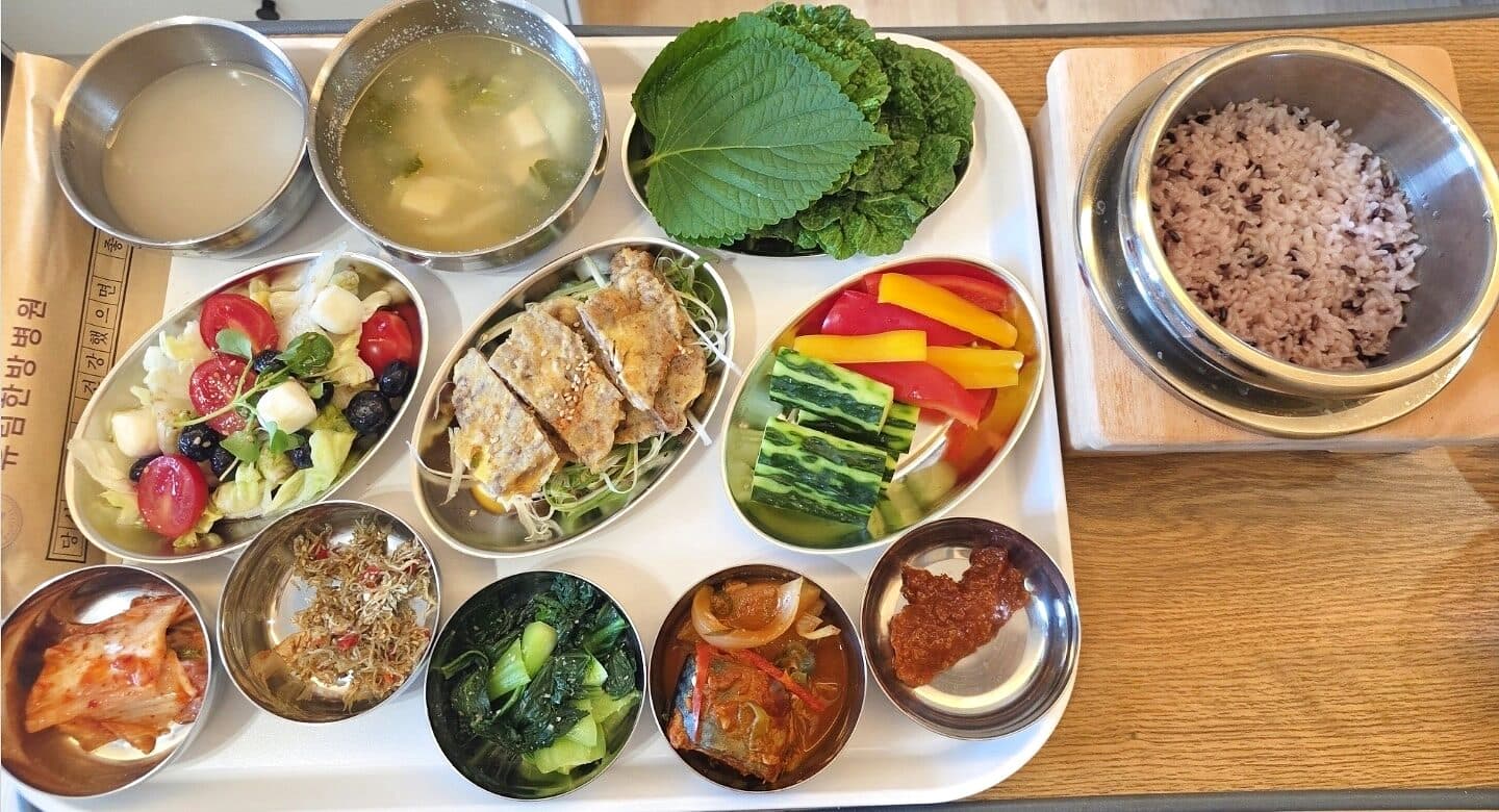 두부국, 전, 고등어조림, 깻잎·상추쌈