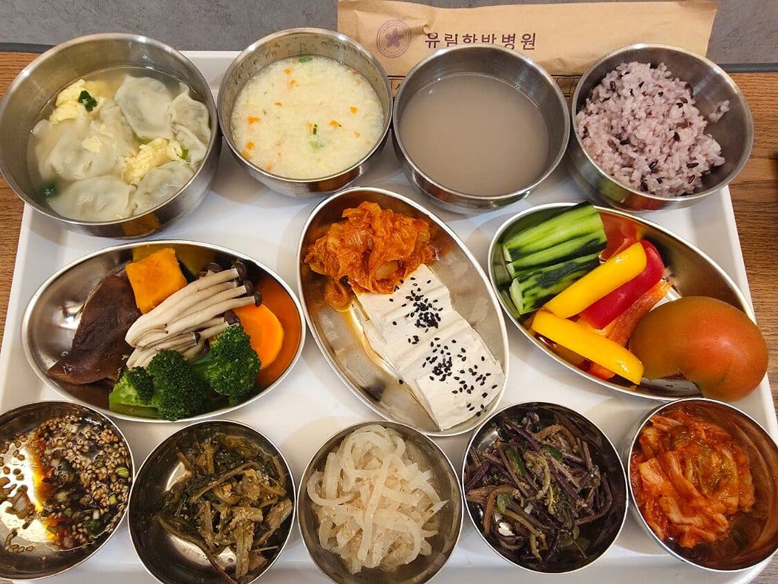 만둣국과 채소죽, 두부김치, 버섯·단호박 찜