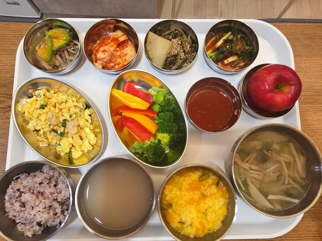 단호박죽, 새우 달걀볶음, 버섯국, 사과