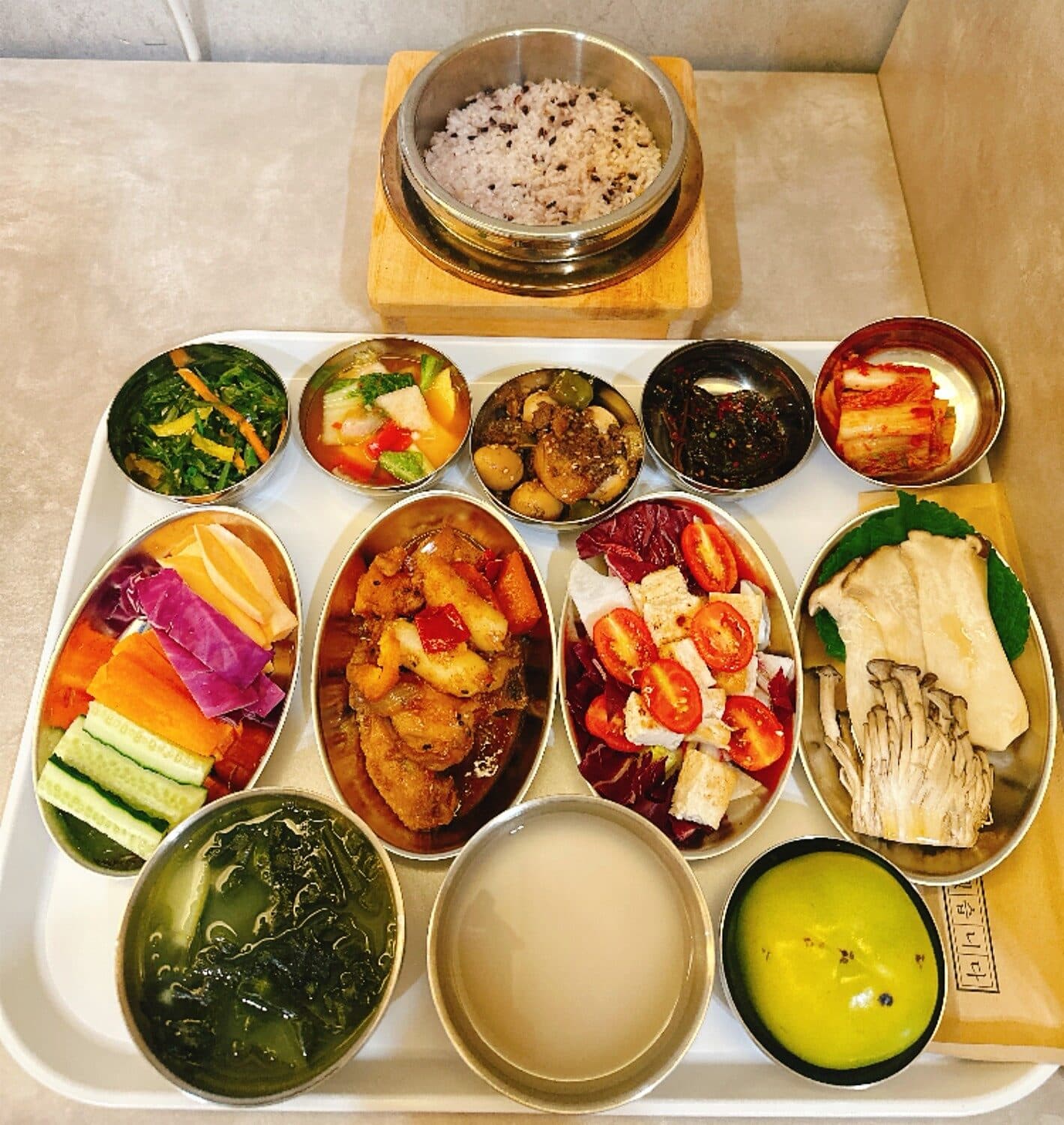 닭고기 조림과 미역국, 데친 버섯, 두부 샐러드, 생채소 스틱
