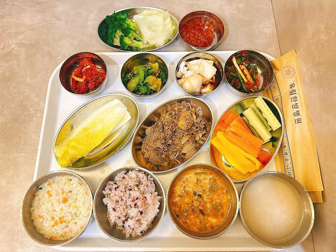 소불고기, 채소죽, 찌개, 알배추쌈과 생채소