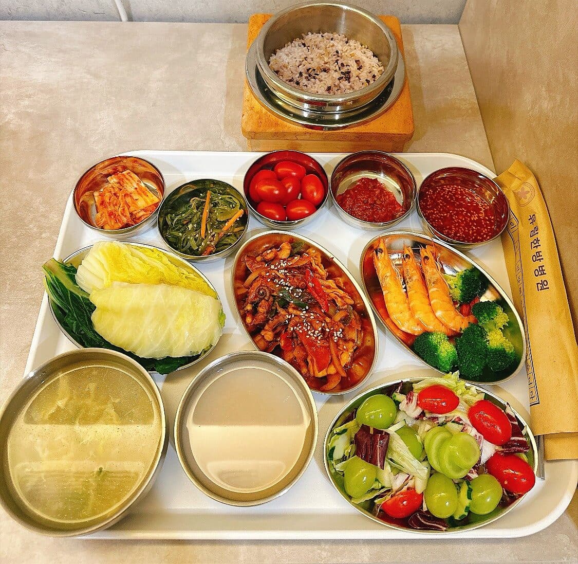 찐 새우와 브로콜리, 해물 볶음, 달걀국, 샤인머스캣 샐러드